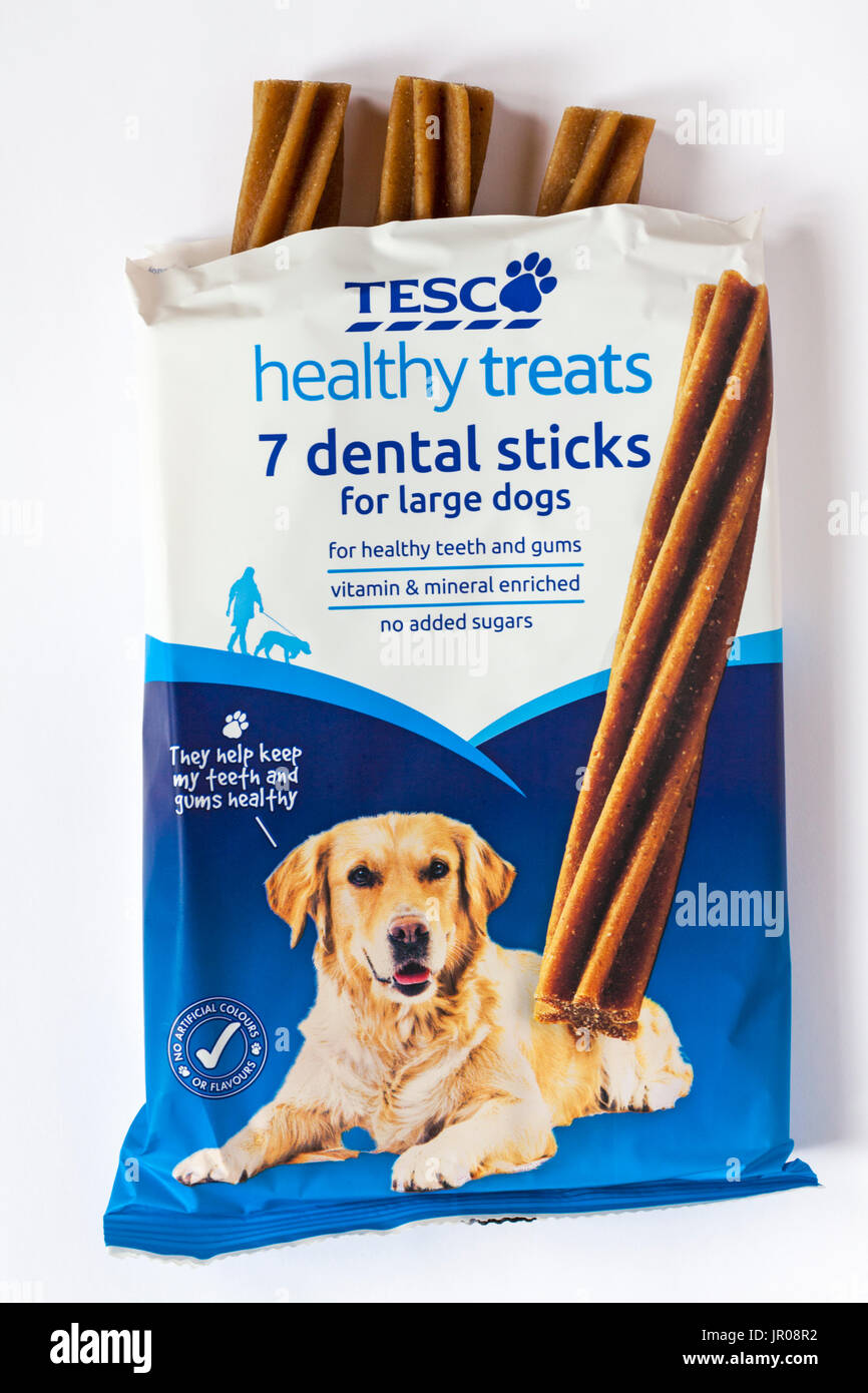 Paket von Tesco gesunde Leckereien 7 dental Sticks für große Hunde offene Inhalte isoliert auf weißem Hintergrund anzeigen Stockfoto