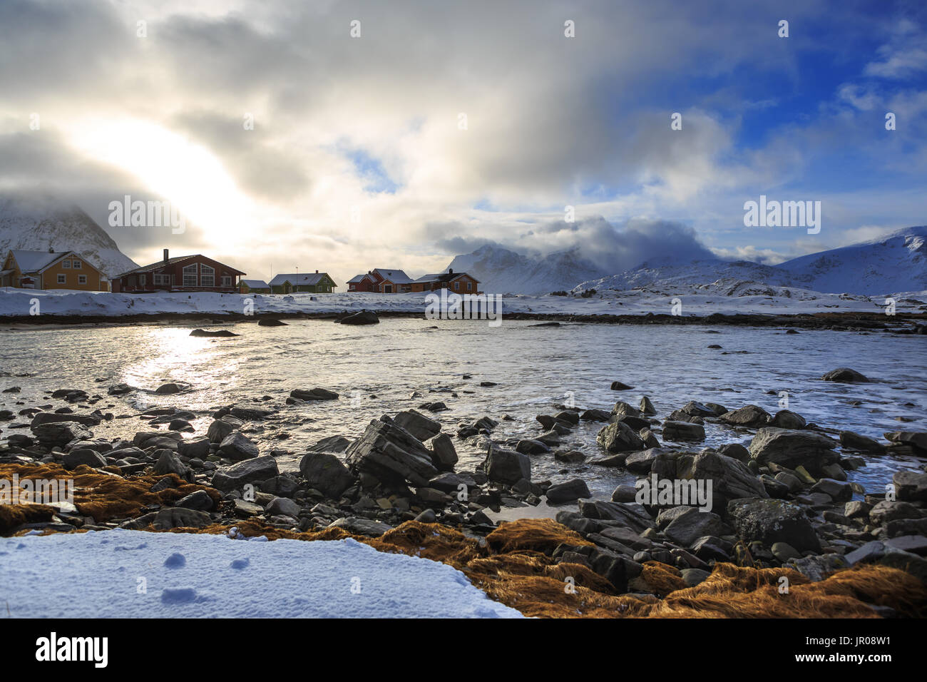 Der Küste des Barents Meeres in der Nähe von Ramberg Dorf auf Lofoten Inseln, Norwegen Stockfoto