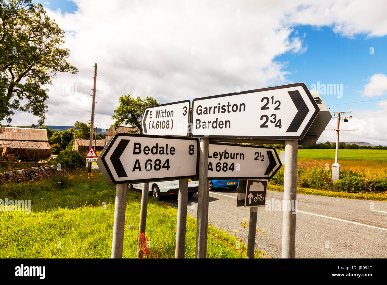 Yorkshire Dorf Schilder, Yorkshire Dörfer, Yorkshire Dörfer, Yorkshire Dorf Richtungen, Verkehrszeichen, Richtungen, Kreuzung, Yorkshire, Yorkshire Stockfoto