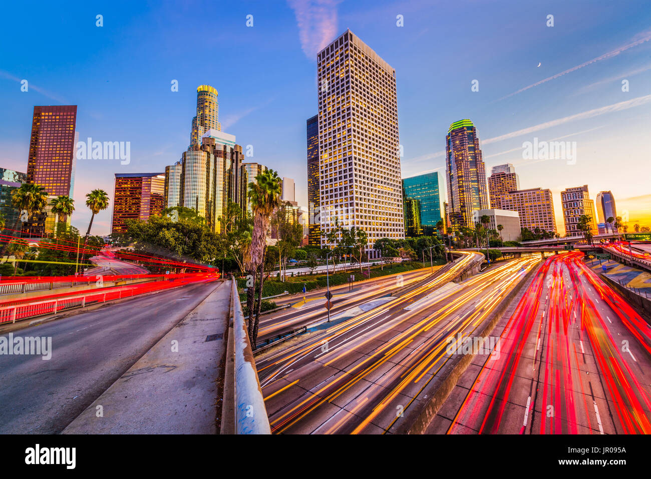 Skyline von Los Angeles, Kalifornien, USA und Autobahnen. Stockfoto
