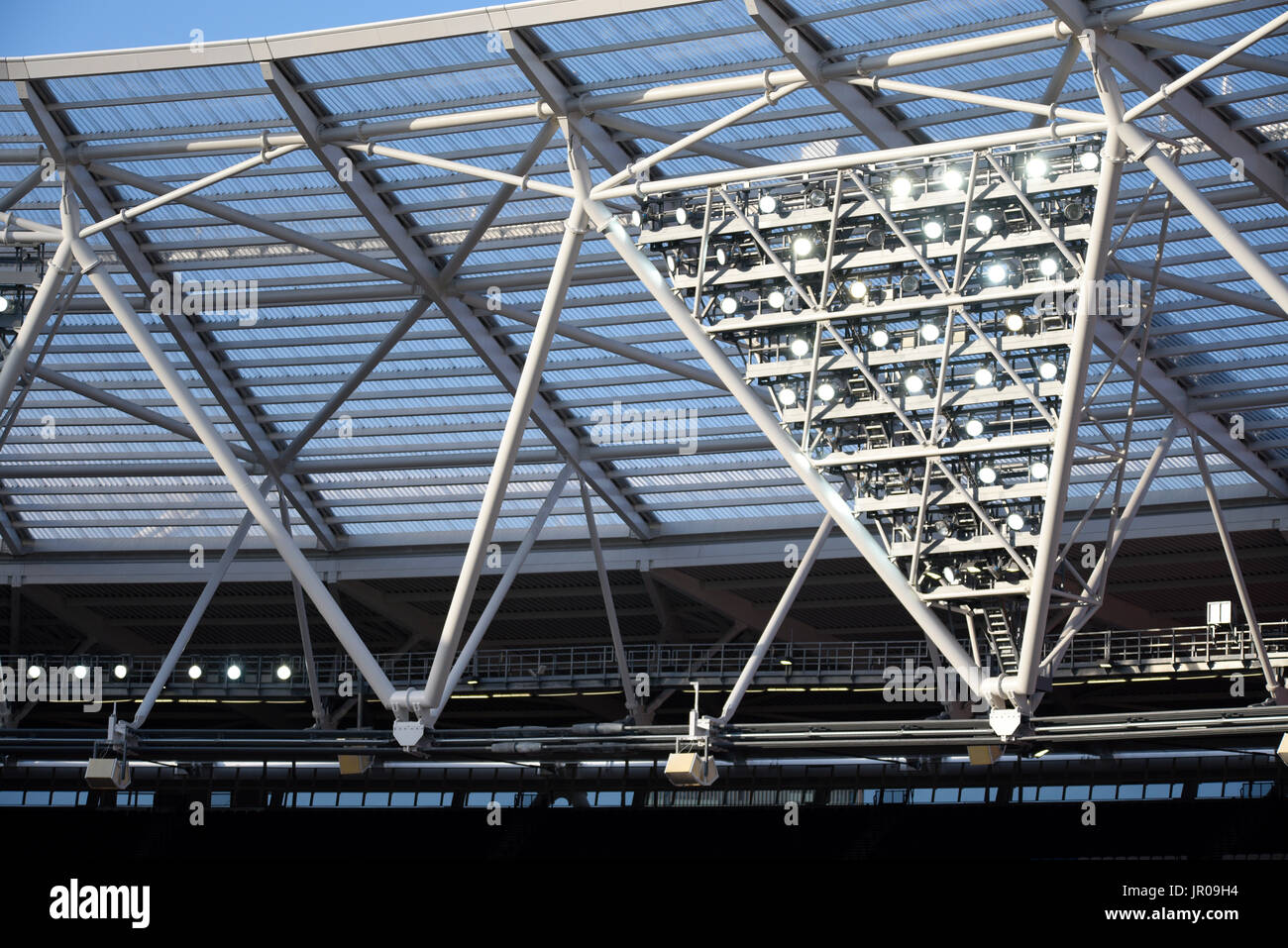 Beleuchtung Gantry und Dach des Londoner Stadions bei den Para Athletics World Championships. West Ham FC-Boden. Olympiastadion Stockfoto