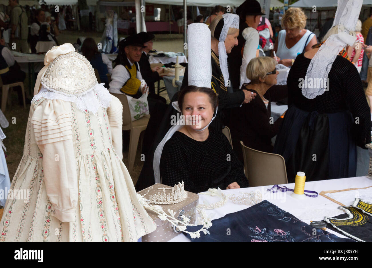 Bretagne Frankreich - traditionelle französische Spitze am Stall von einem standbesitzer Tragen eines traditionellen Bigouden coiffe hat verkauft, Pont l'Abbe, Bretagne Frankreich Stockfoto