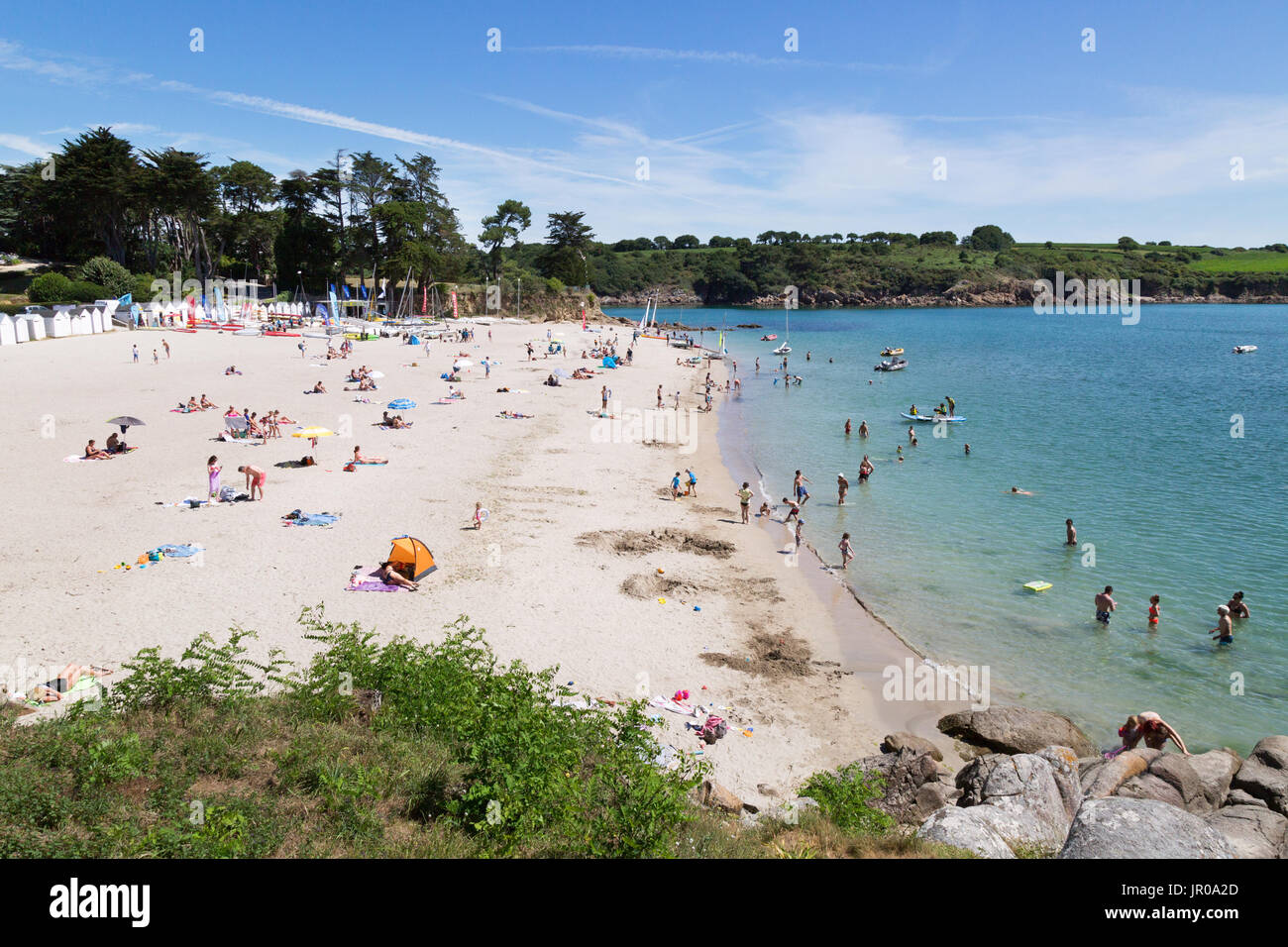 Frankreich - Touristen am Strand beim Sonnenbaden auf Port Manec'h Strand, Finistere, Bretagne Nordfrankreich Europa Stockfoto