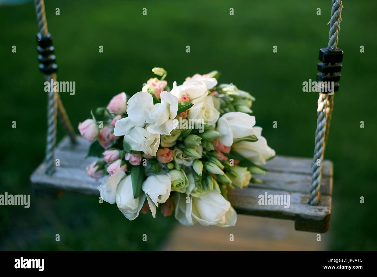 Brautstrauß ist auf einer Wippe Stockfoto