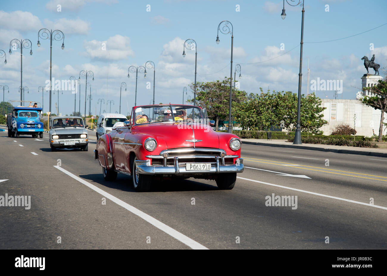 Amerikanische Oldtimer ein Jahrgang 1950 nimmt Touristen für eine Stadtrundfahrt mit dem Taxi von Havanna Kuba Stockfoto