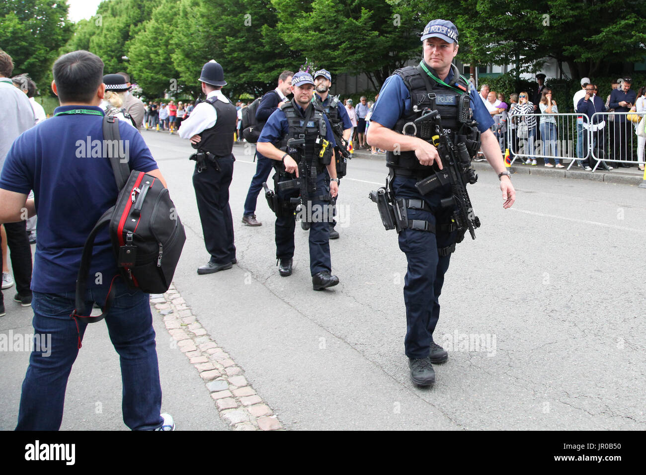 Zusätzliche Sicherheit und bewaffneten Polizisten um Wimbledon am ersten Tag der WM 2017.  Mitwirkende: Atmosphäre wo: London, Gabun bei: Kredit-3. Juli 2017: Dinendra Haria/WENN.com Stockfoto