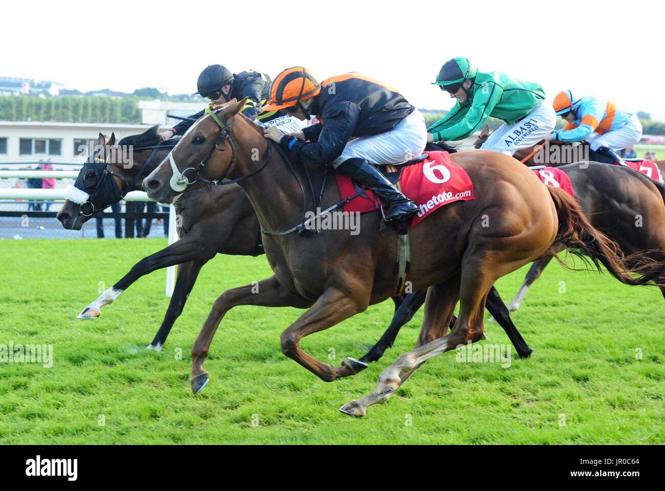 Jet-Streaming geritten von Danny Sheehy (Nr. 6) gewinnt das gewinnen große mit Tote Handicap während Tag drei des Sommerfestivals Galway in Galway Racecourse. Stockfoto