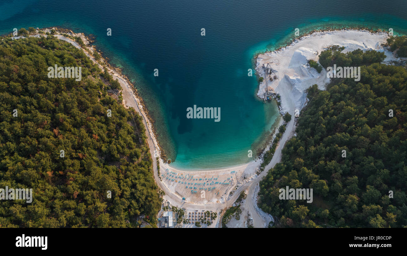 Luftaufnahme von Porto Vathy Marmor-Strand in Insel Thassos, Griechenland Stockfoto