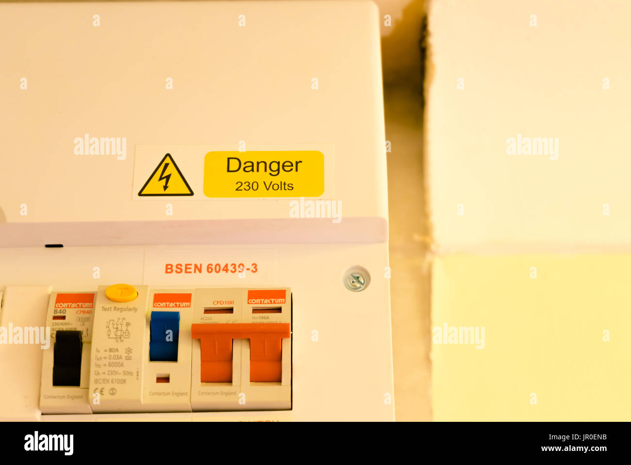 'Danger 230 Volt' Schild mit einem UK Sicherungskasten Stockfoto