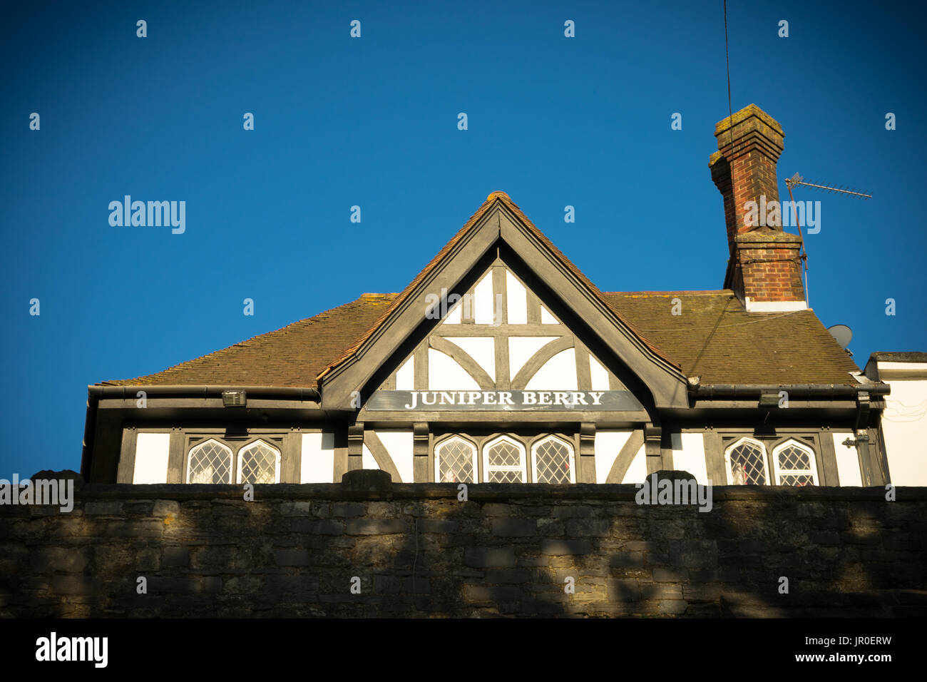 Die Wacholderbeeren Kneipe hinter den Mauern von Southampton in der Altstadt von Southampton, England, UK Stockfoto