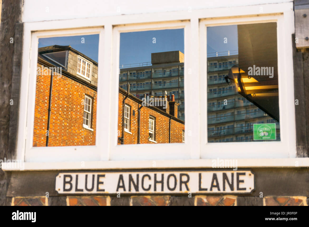 Blauer Anker Lane - Reflexion von Gebäuden in einem Fenster eines Gebäudes in der historischen Altstadt von Southampton, England, UK Stockfoto