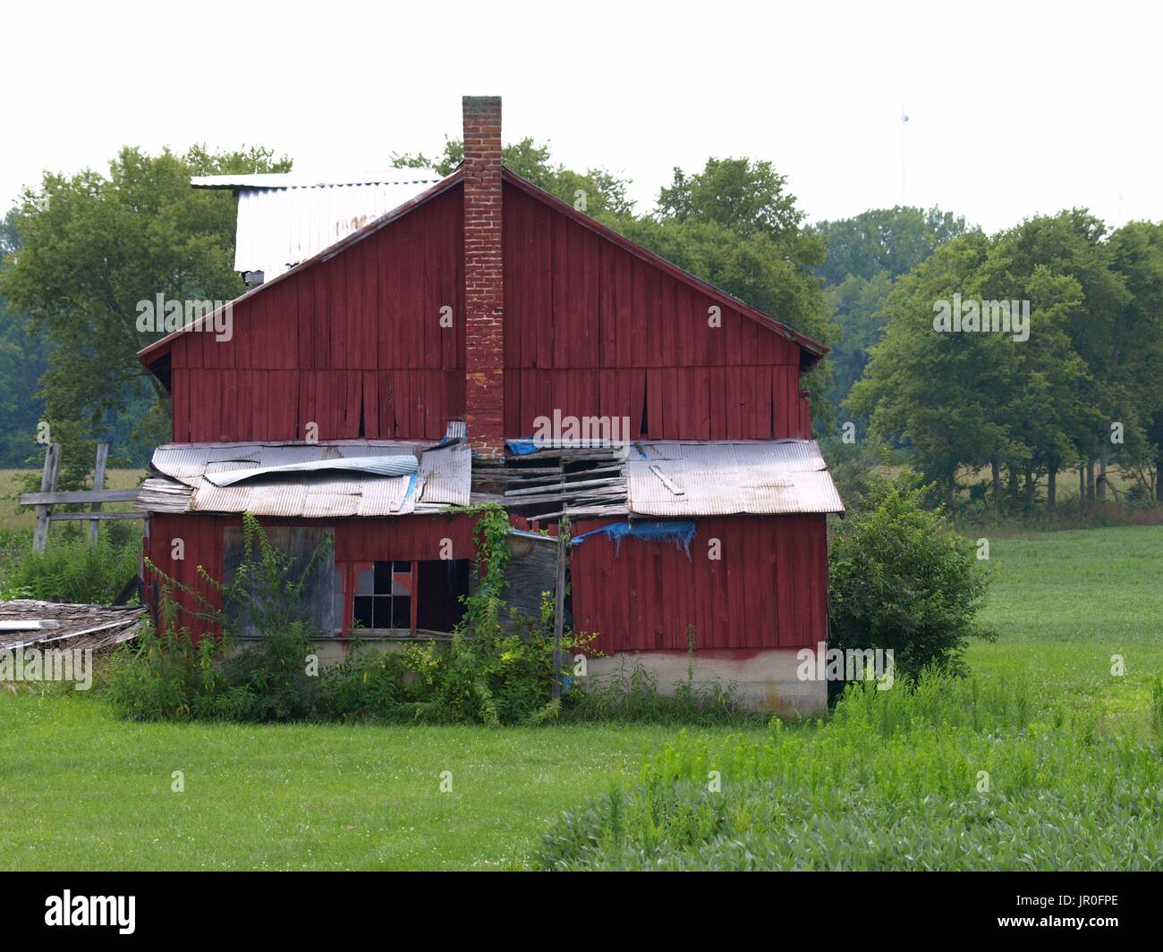 Heruntergekommene rote Scheune Stockfoto