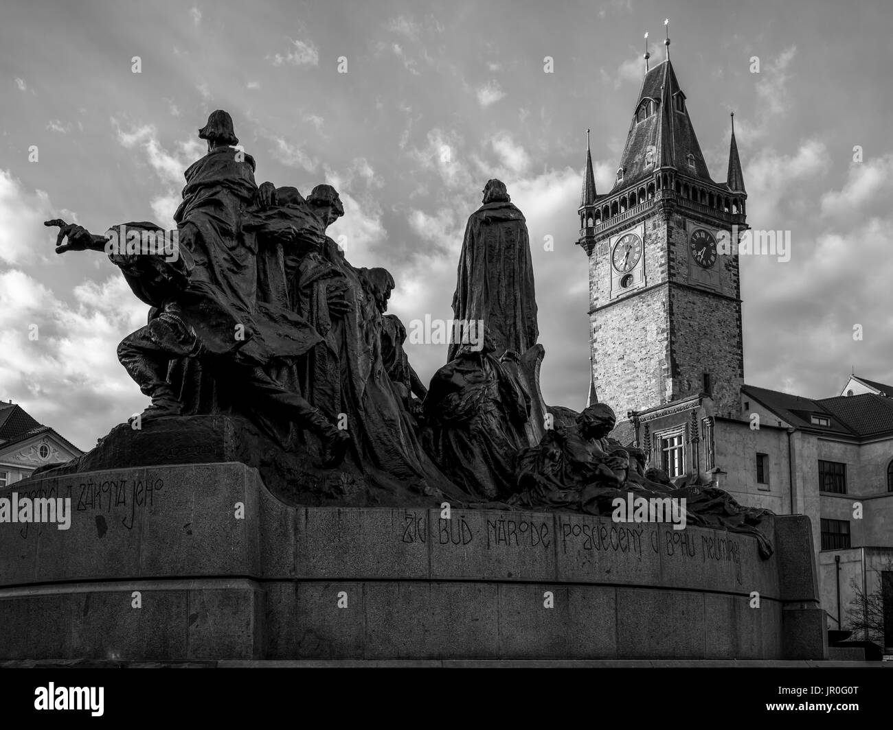 Jan Hus Denkmal und ein Uhrturm in Old Town Square; Prag, Tschechische Republik Stockfoto