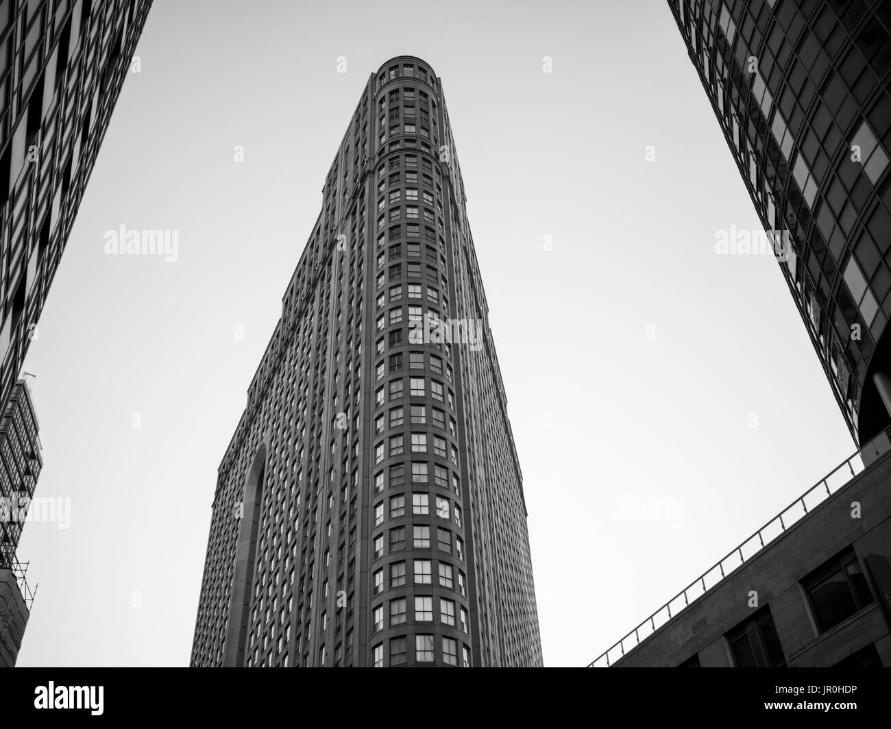 Low Angle View der Condominium Gebäude in Schwarz und Weiß; Toronto, Ontario, Kanada Stockfoto