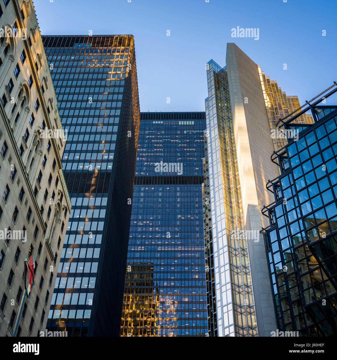 Blick auf zahlreiche Wolkenkratzer mit einer Vielzahl von architektonischen Stilen vor blauem Himmel, Toronto, Ontario, Kanada Stockfoto