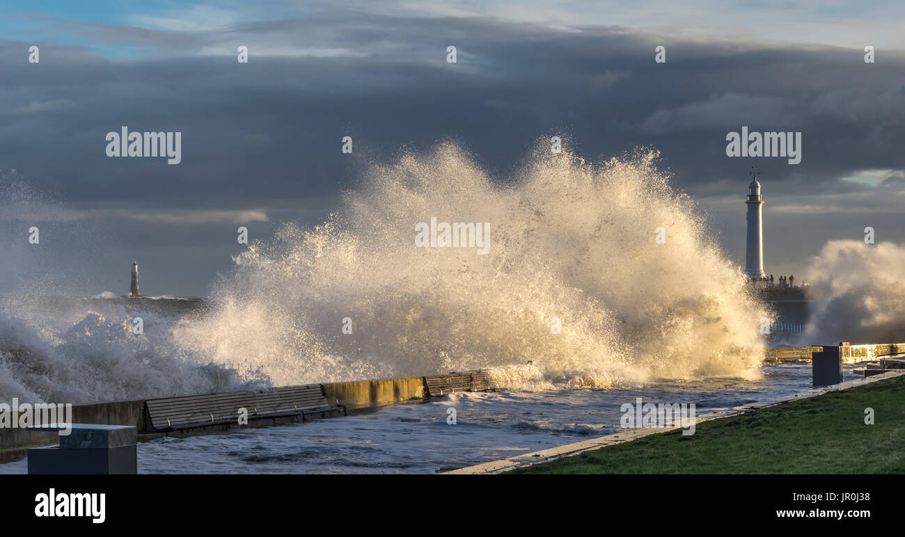 Raging Storm an der nordöstlichen Küste von England, Wellen fangen das Sonnenlicht; Sunderland, Tyne und Wear, England Stockfoto