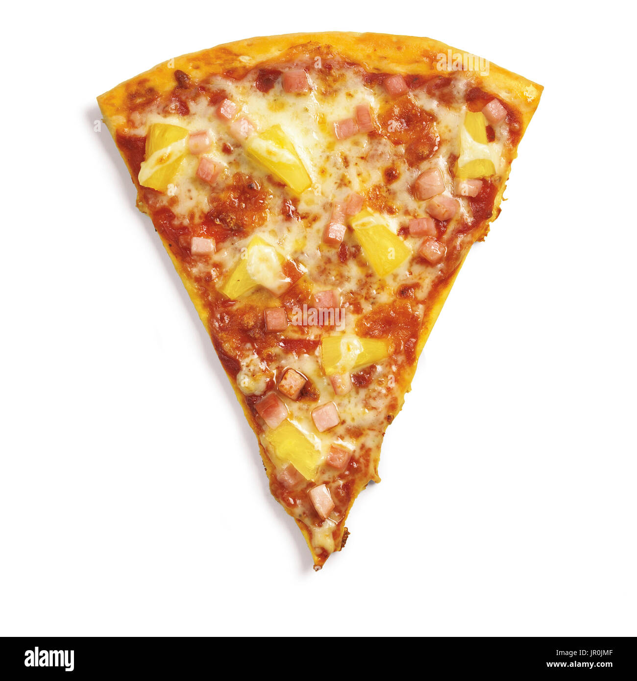Ein Stück Pizza Hawaii auf weißem Hintergrund Stockfoto