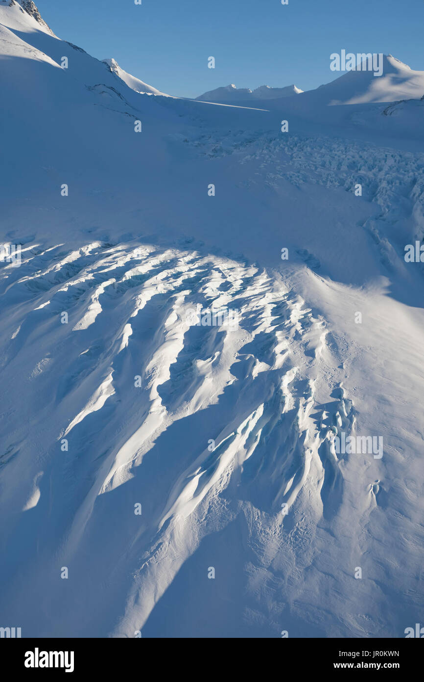 Driften Muster auf der Oberfläche des Schnees in den Kenai Mountains, Alaska, Vereinigte Staaten von Amerika Stockfoto