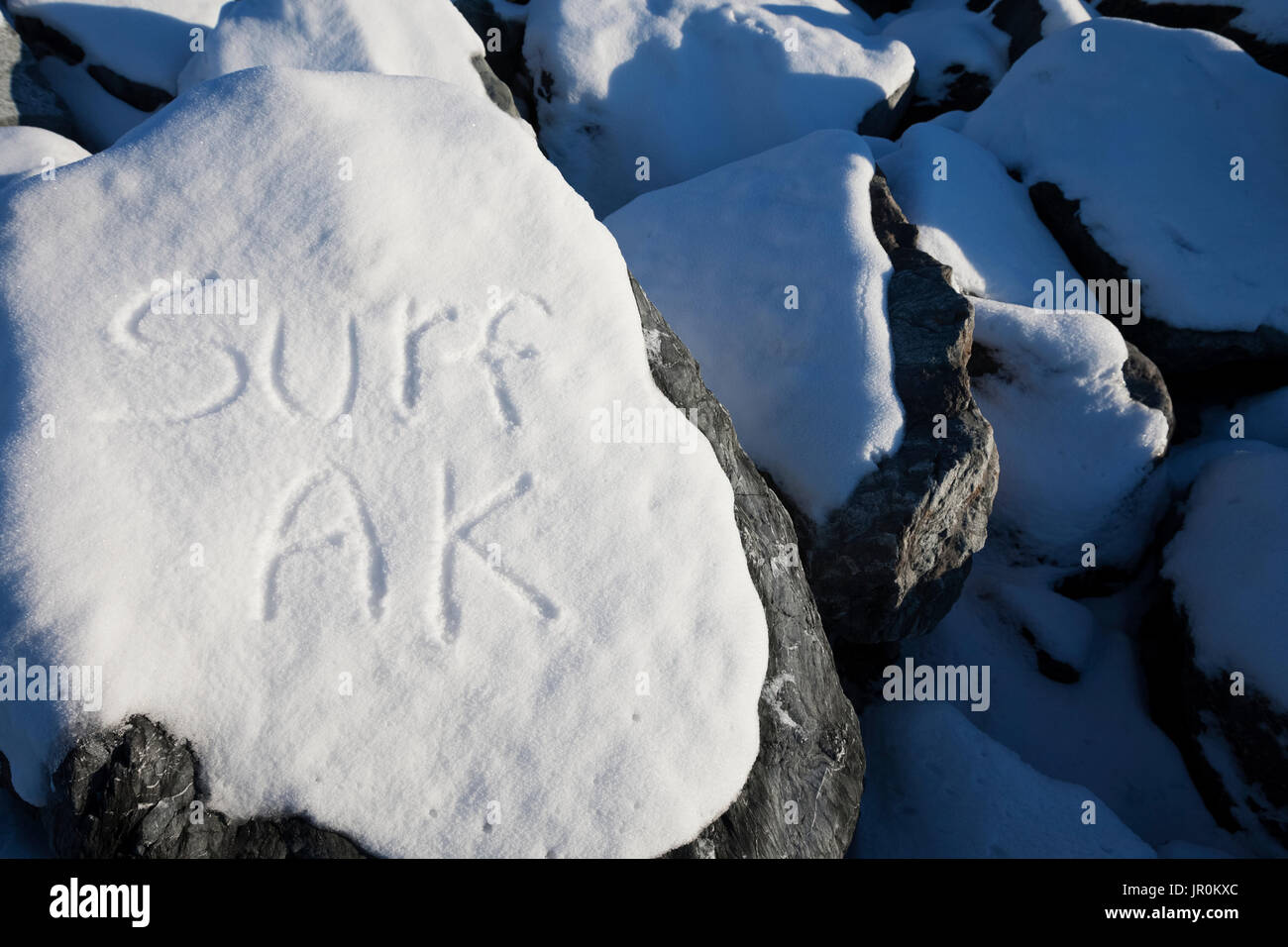 Die Worte "urf Ak' Im Schnee geschrieben wurde, auf einem Felsen, Alaska, Vereinigte Staaten von Amerika Stockfoto