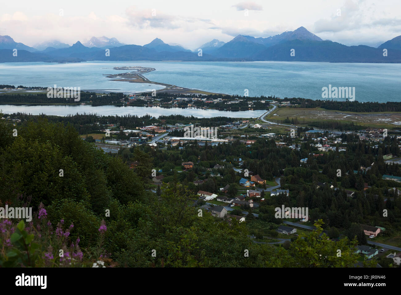 Homer Spit, die Kachemak Bucht und der Kenai Mountains" unter einem bewölkten Himmel; Homer, Alaska, Vereinigte Staaten von Amerika Stockfoto