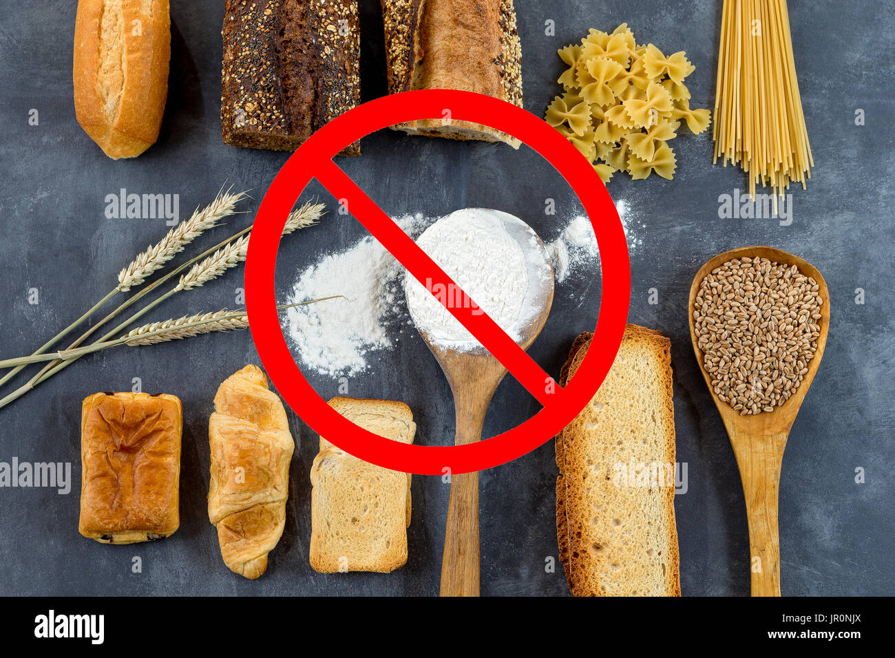 Essen nicht glutenfrei, mit Cerales Körner mit Verbot Symbole auf grau Stockfoto