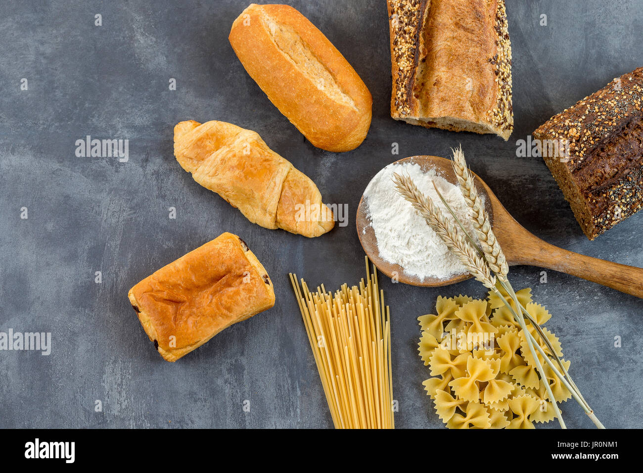 Lebensmittel mit Gluten Basis in weiß und ganze Etage auf grauem Schiefer Hintergrund Stockfoto