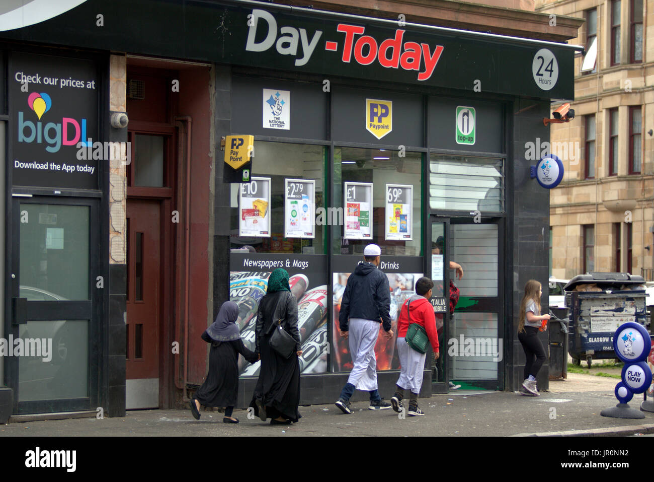 Asiatische Familie Flüchtling gekleidet Hijab Schal auf der Straße in Großbritannien alltägliche Szene Govanhill Glasgow Stockfoto