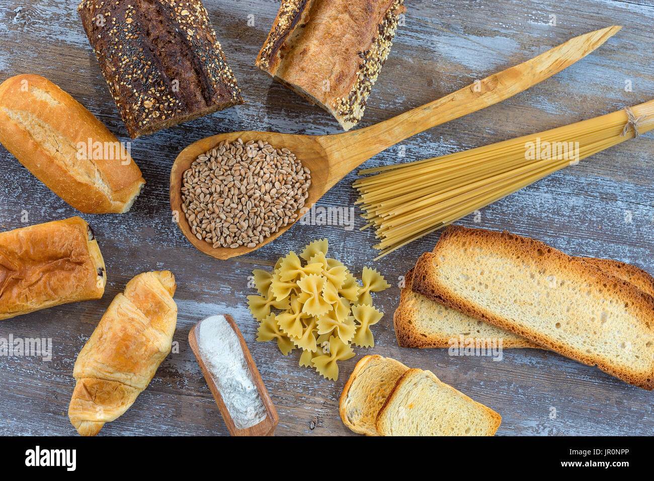 Lebensmittel mit Gluten Basis in weiß und ganze Etage auf grauem Schiefer Hintergrund Stockfoto