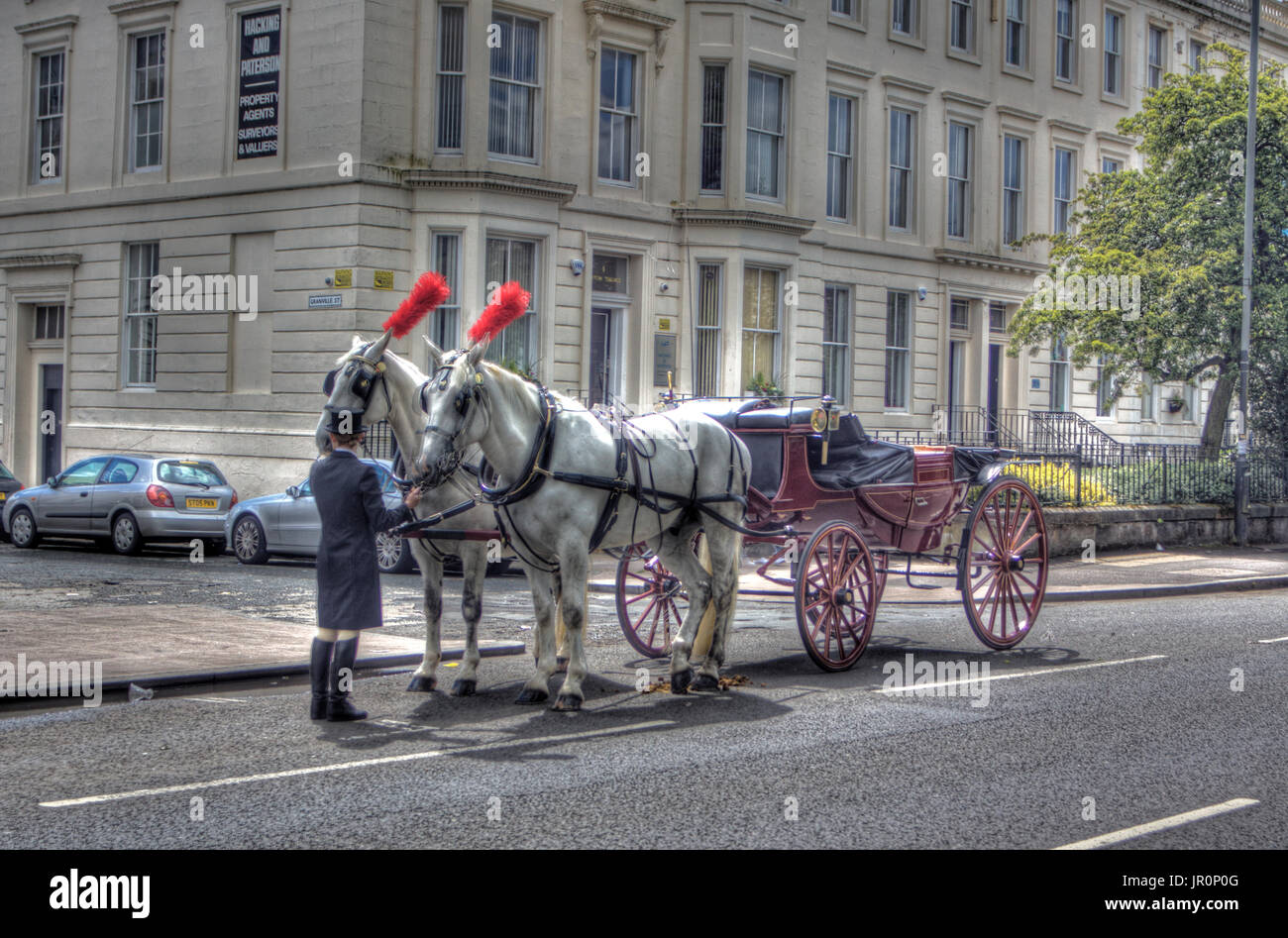Pferd und Wagen auf Straße in Ruhe mit Lakai Handler gespenstische Wirkung Stockfoto