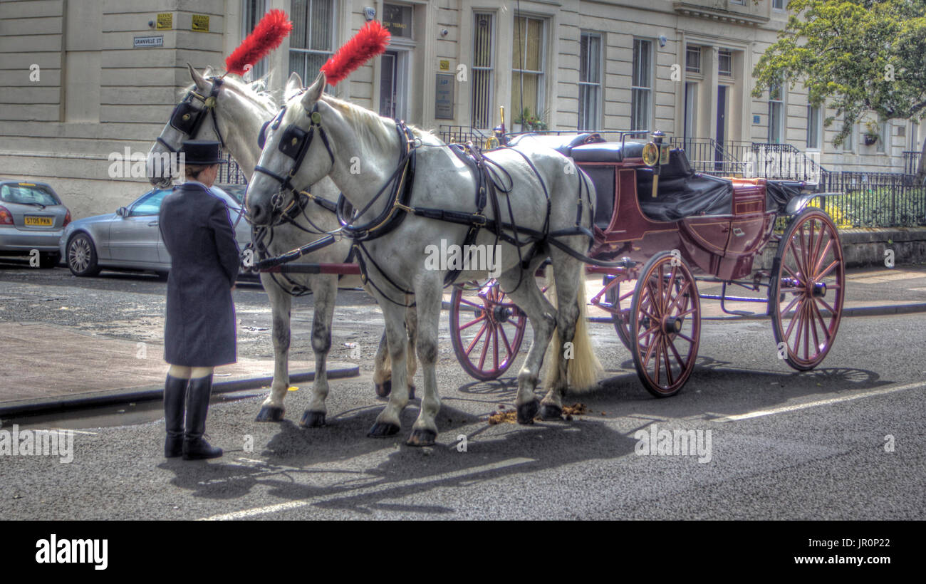 Pferd und Wagen auf Straße in Ruhe mit Lakai Handler gespenstische Wirkung Stockfoto