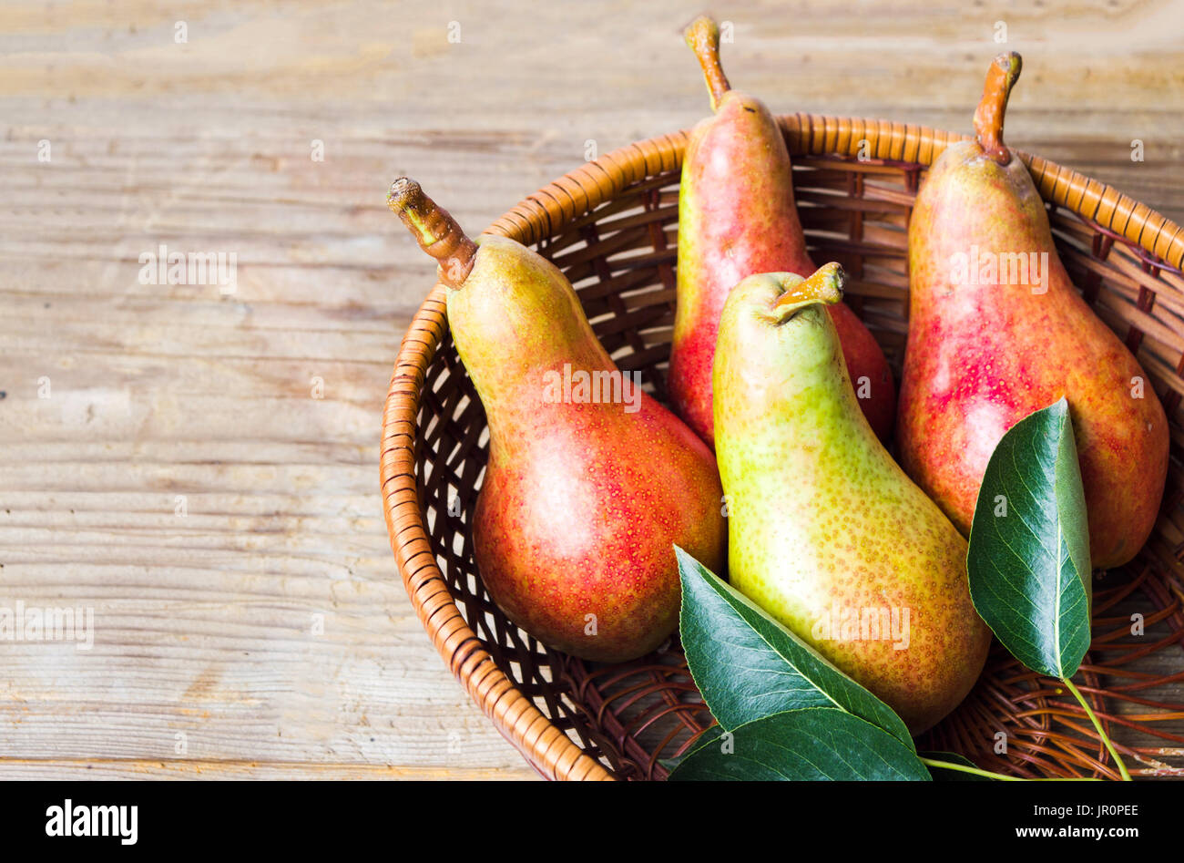 Frische Birne Obst auf einem hölzernen Hintergrund Stockfoto