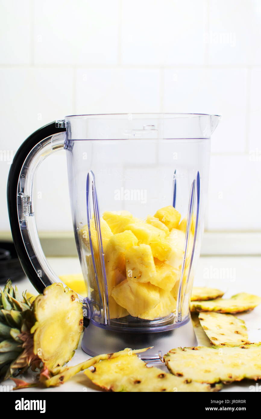 Ananasscheiben in einem Mixer für einen gesunden Saft Stockfoto