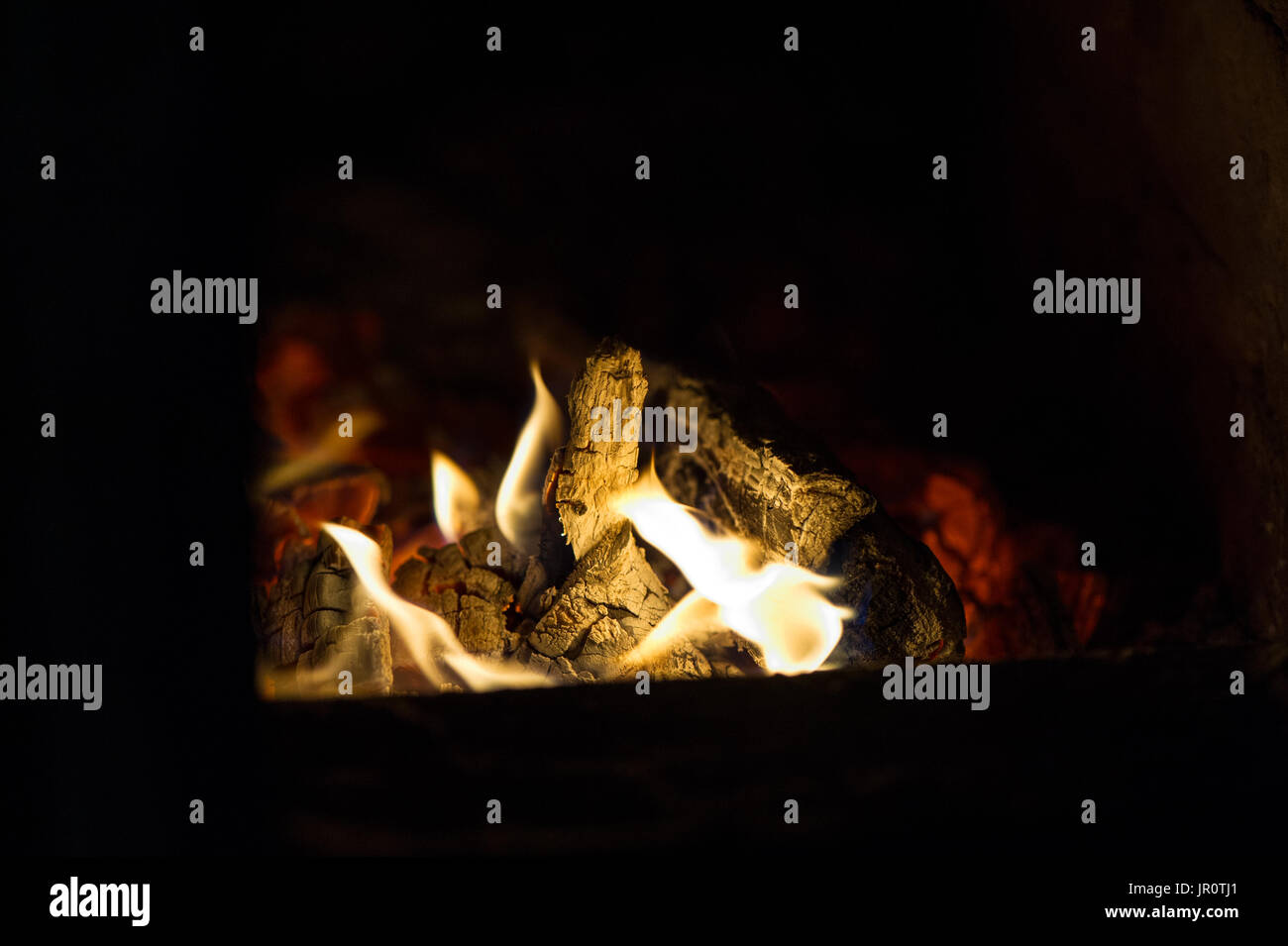 Schwelbrand in den Ofen und dunklem Hintergrund Stockfoto