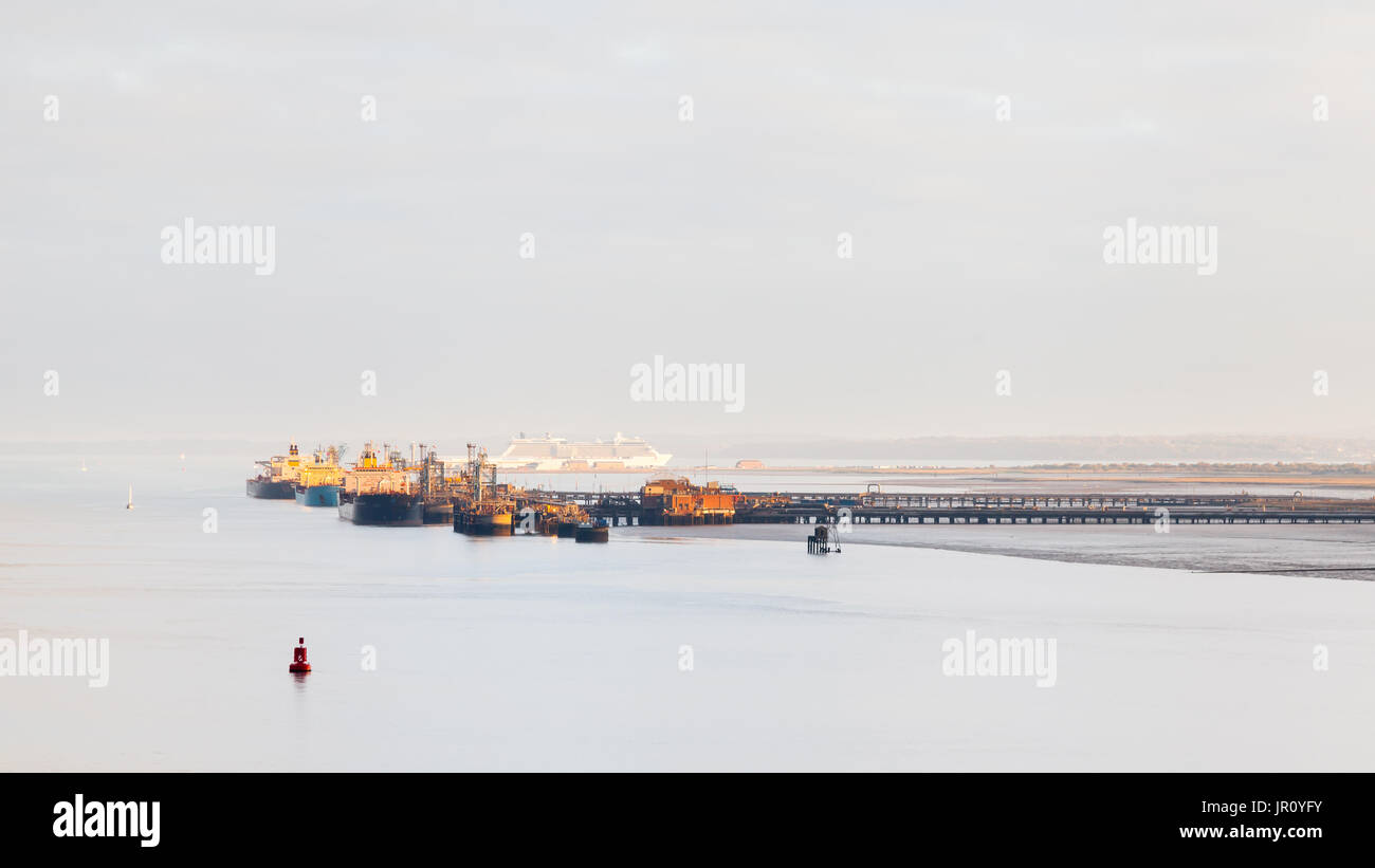 Öltankschiffe angedockt neben Fawley Ölraffinerie. Die Raffinerie auf Southampton Wasser ist die größte Ölraffinerie in Großbritannien. Stockfoto