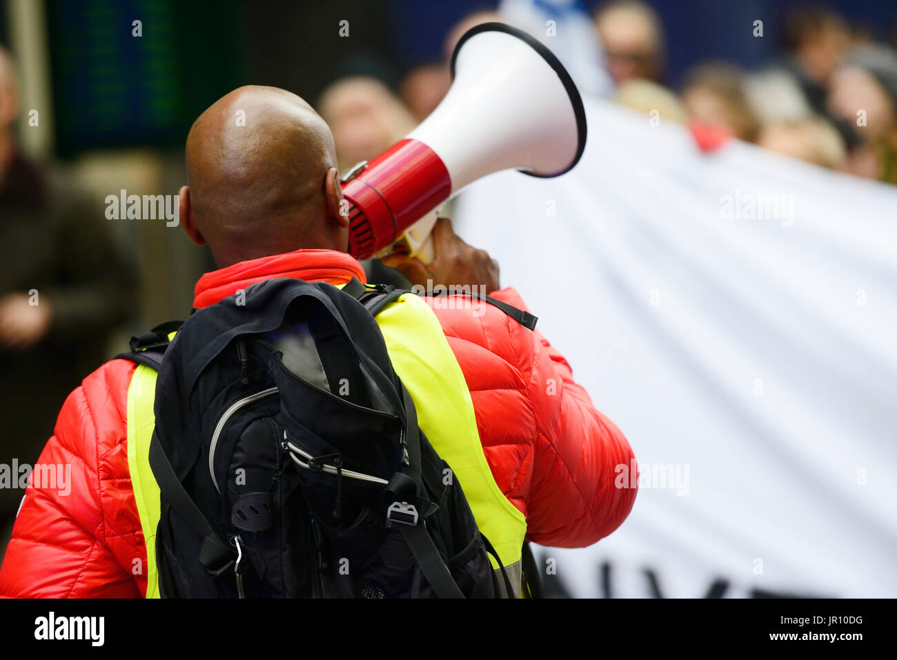 ein Aktivist mit Megaphon während der Protestaktion Stockfoto
