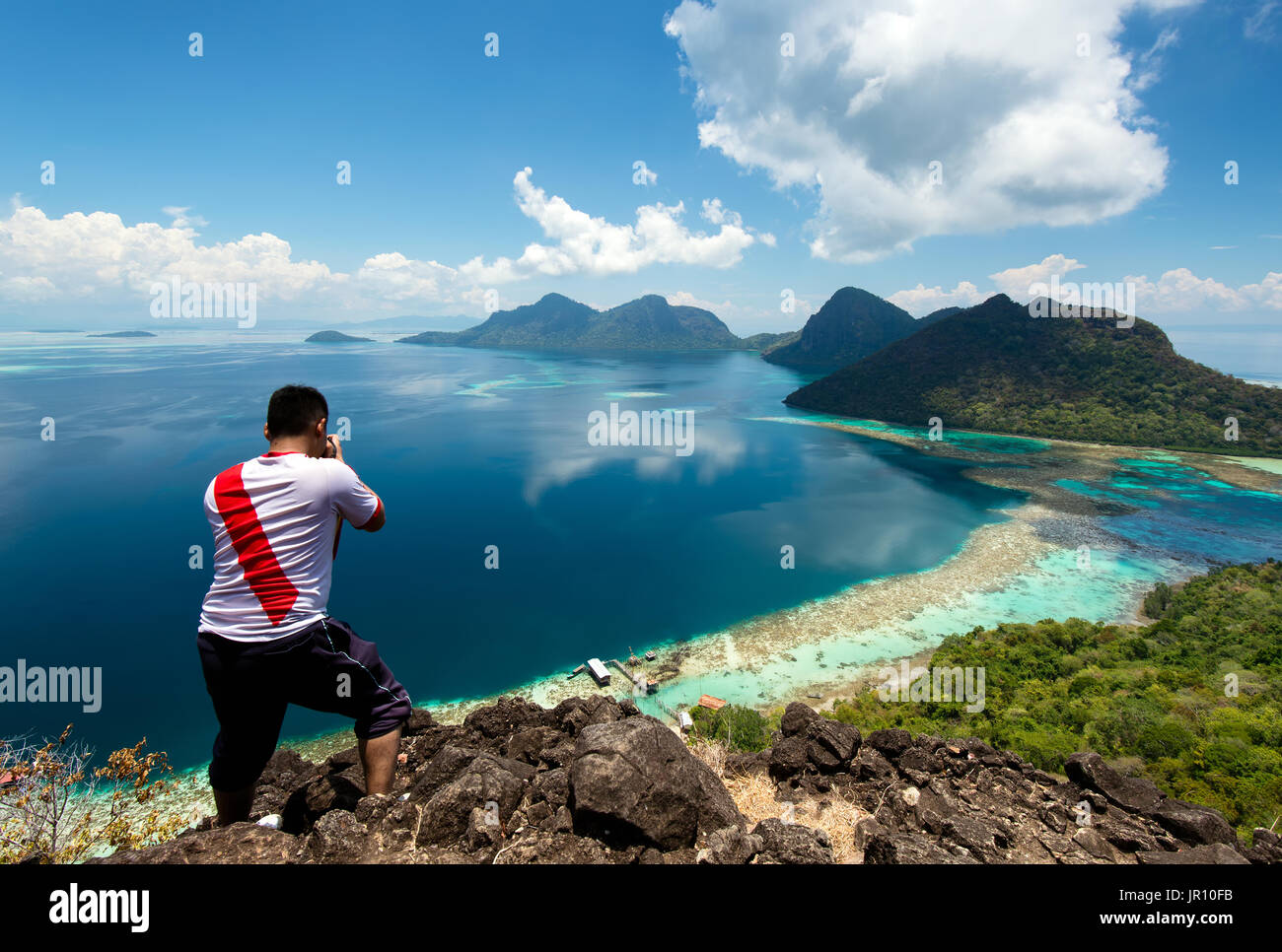 Unbekannter Fotograf auf Bohey Dulang Insel in Tun Sakaran Marine Park in der Nähe von Sipidan Mabul Island, einer der weltweit besten divin Stockfoto