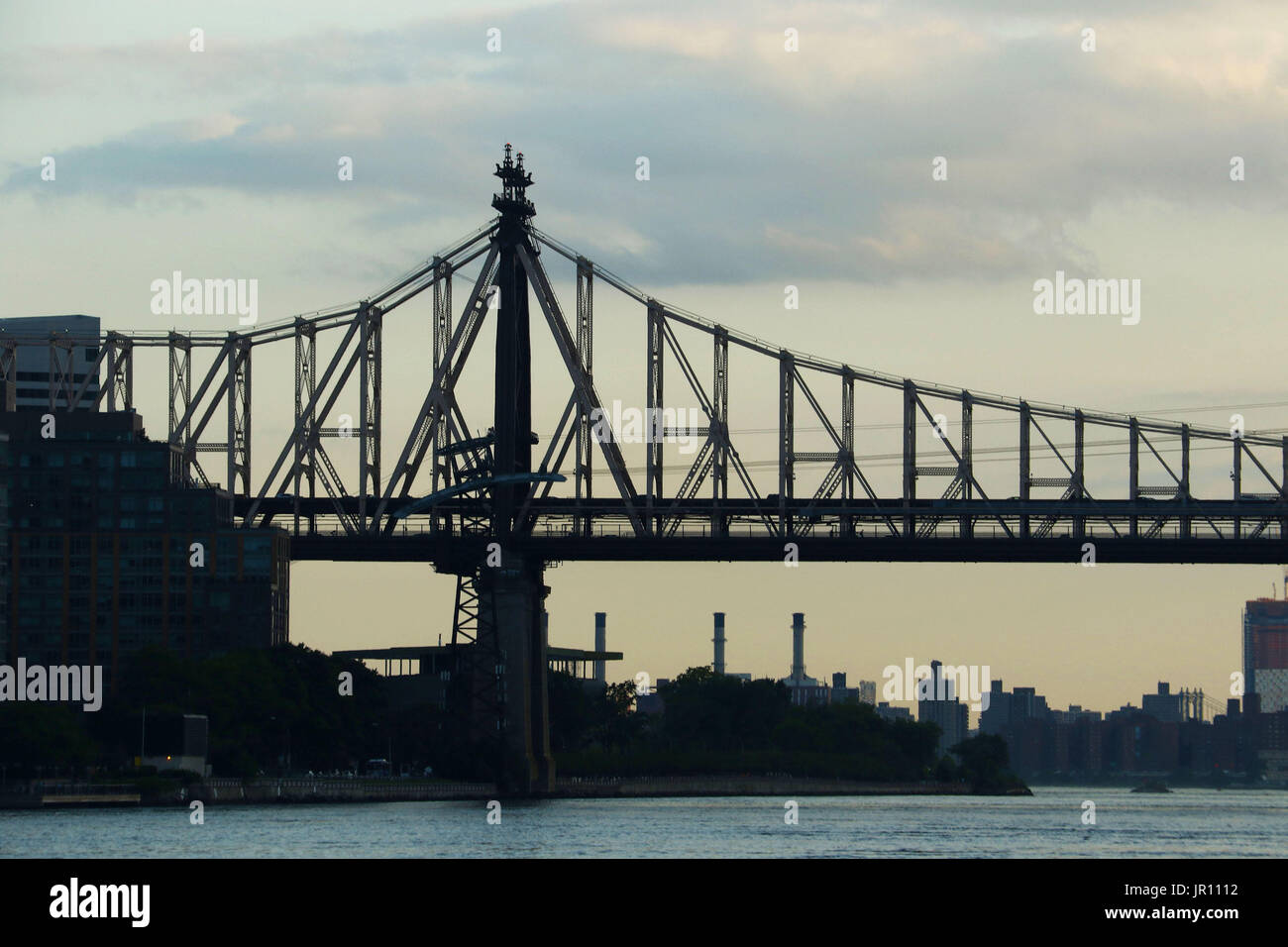 Silhouette der 59th Street Bridge bei Sonnenuntergang Stockfoto