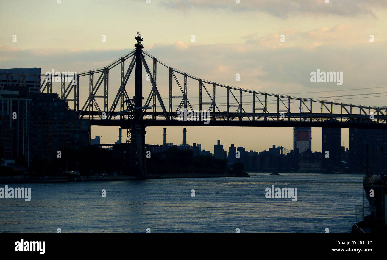 Silhouette der 59th Street Bridge bei Sonnenuntergang Stockfoto