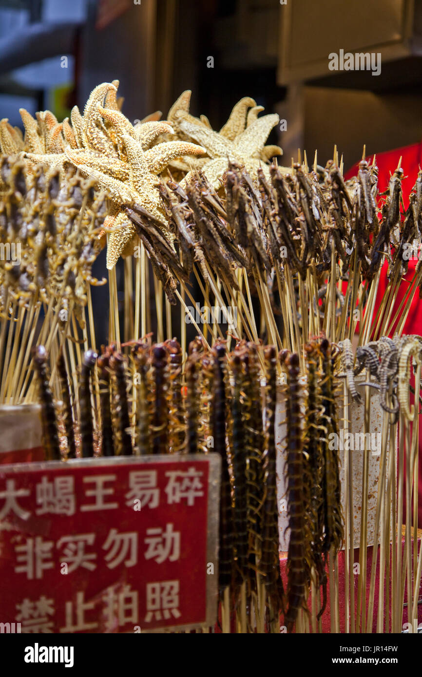 Nachtmarkt, Peking, China. Seestern am Spieß? Fehler?  Tausendfüßler? Skorpione?  "Delikatessen" warten auf mutige Feinschmecker in einigen Pekings Nacht ma Stockfoto