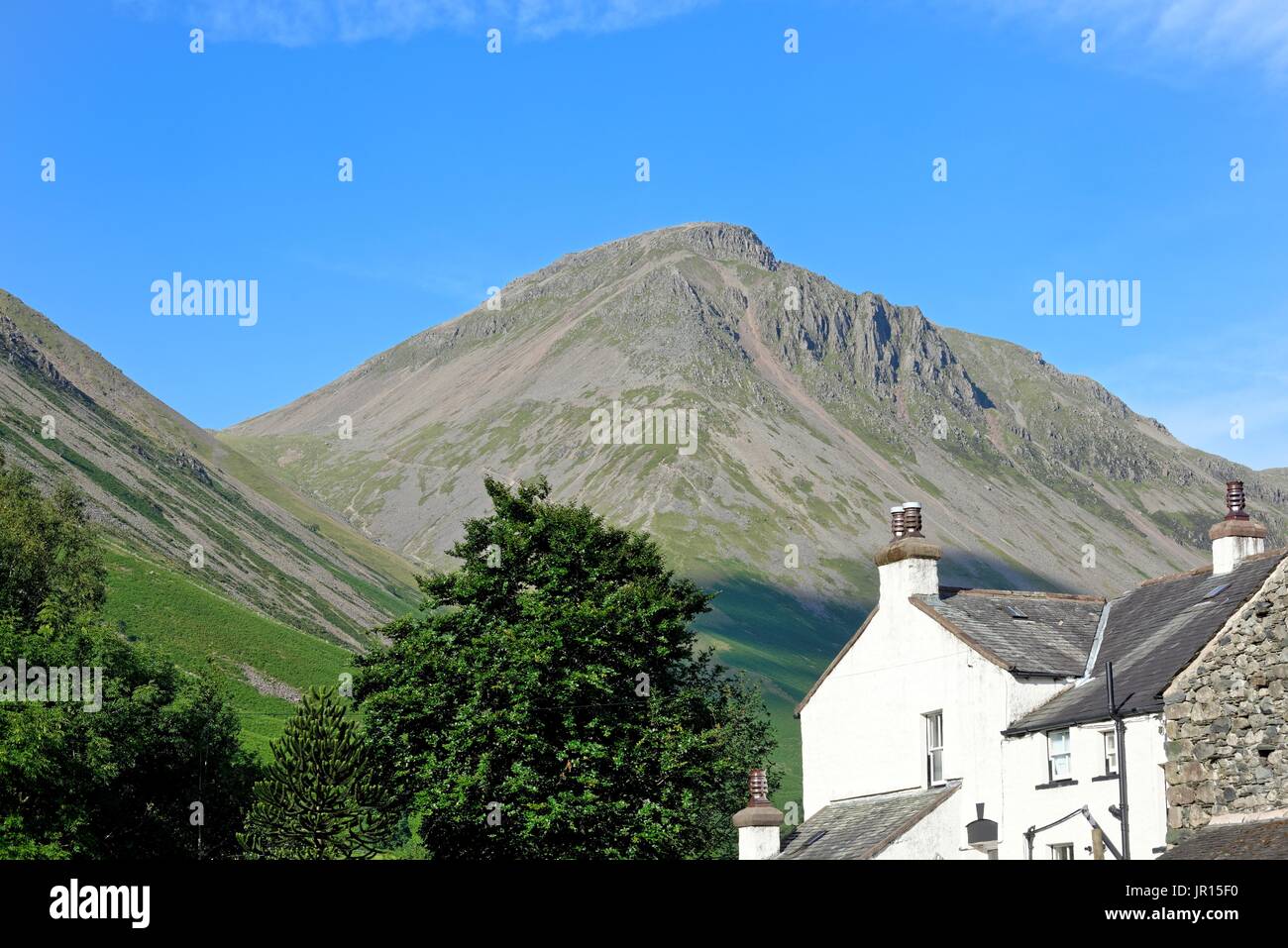 Zeile Kopf Farm und großen Giebel Berg Wasdale Seenplatte Cumbria UK Stockfoto