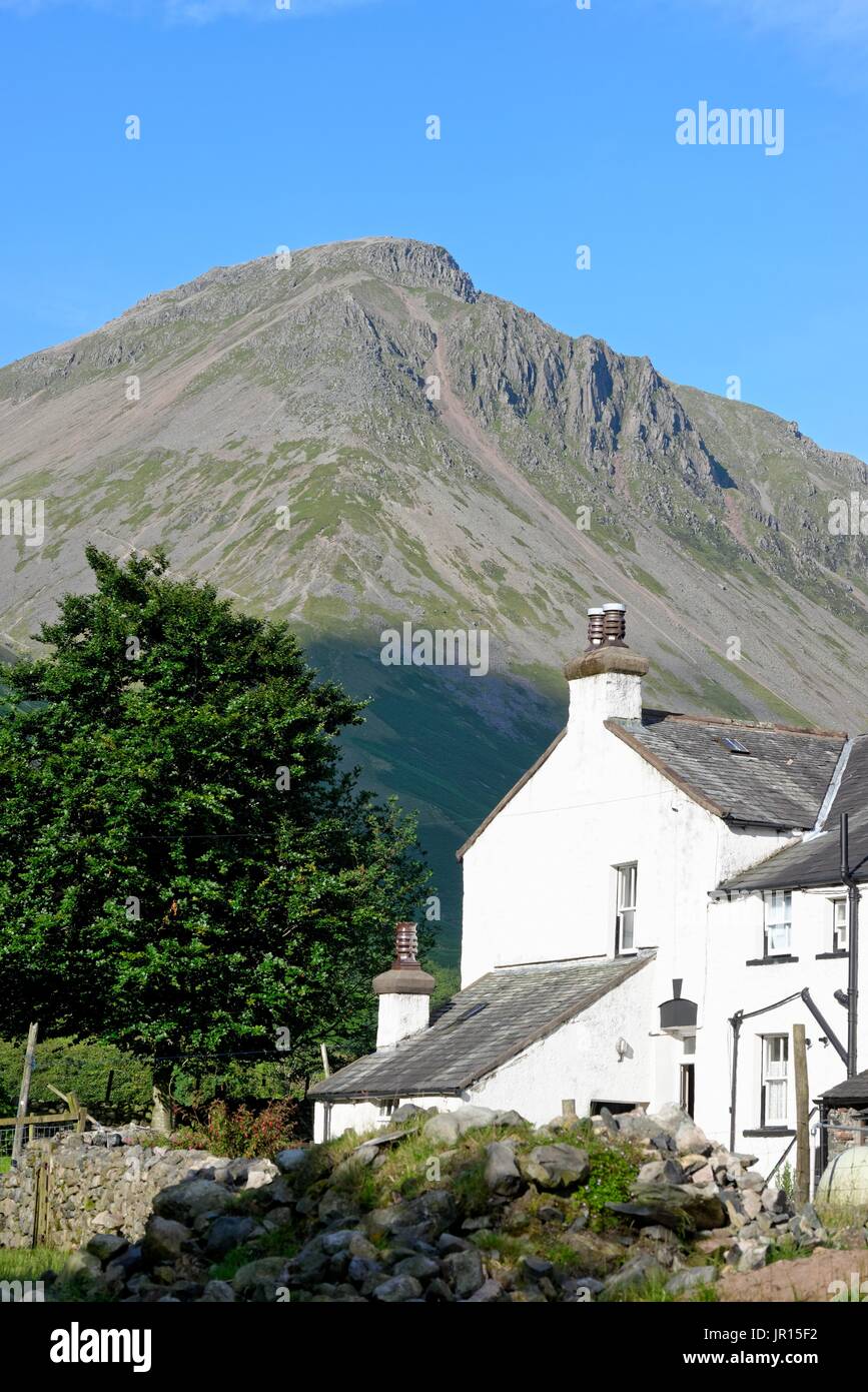 Zeile Kopf Farm und großen Giebel Berg Wasdale Seenplatte Cumbria UK Stockfoto