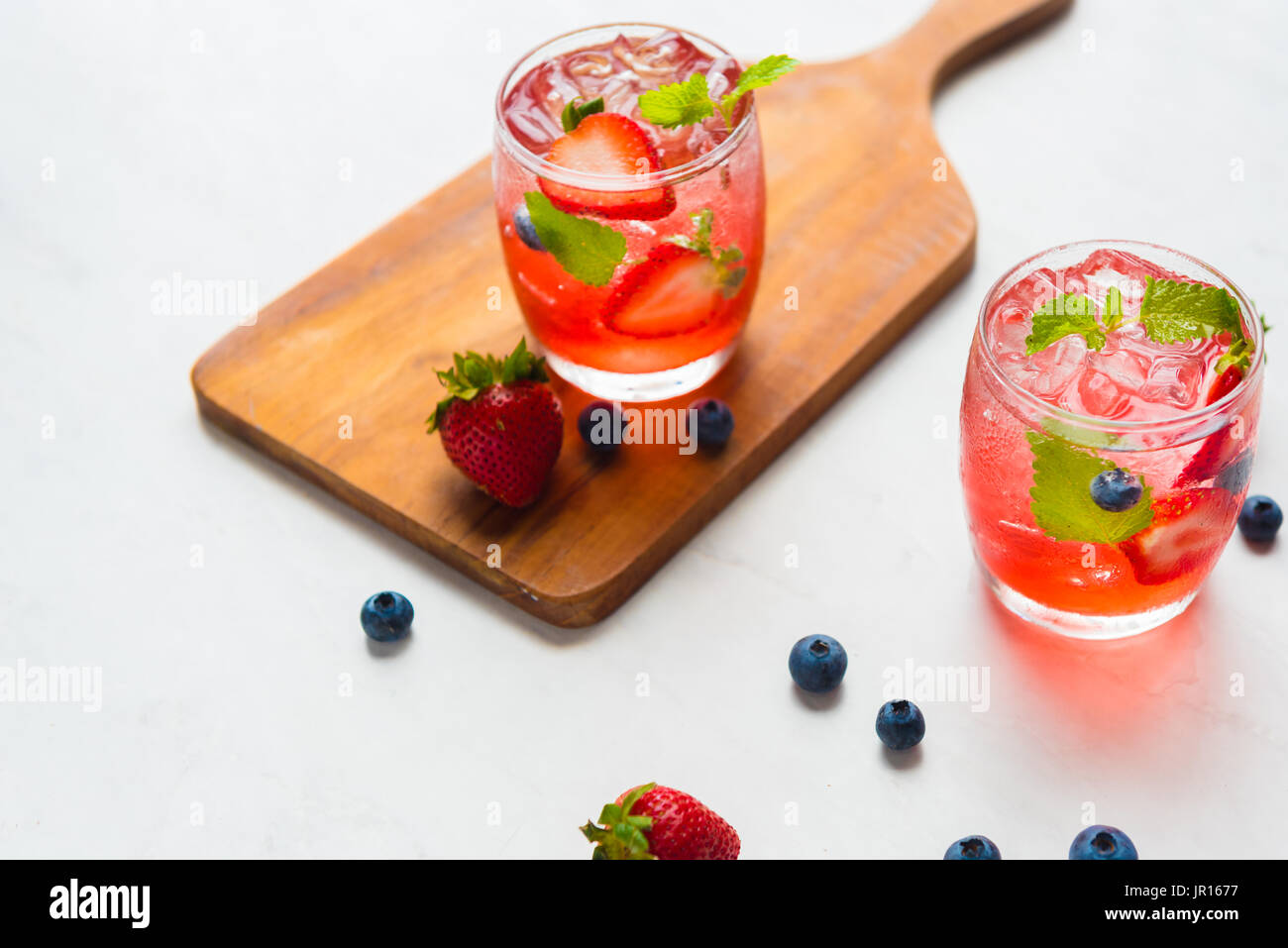 eingestellten Cocktails Erdbeeren und Heidelbeeren mischen Soda für gesunde Getränk aber Mischung Whisky für Party genießen Stockfoto