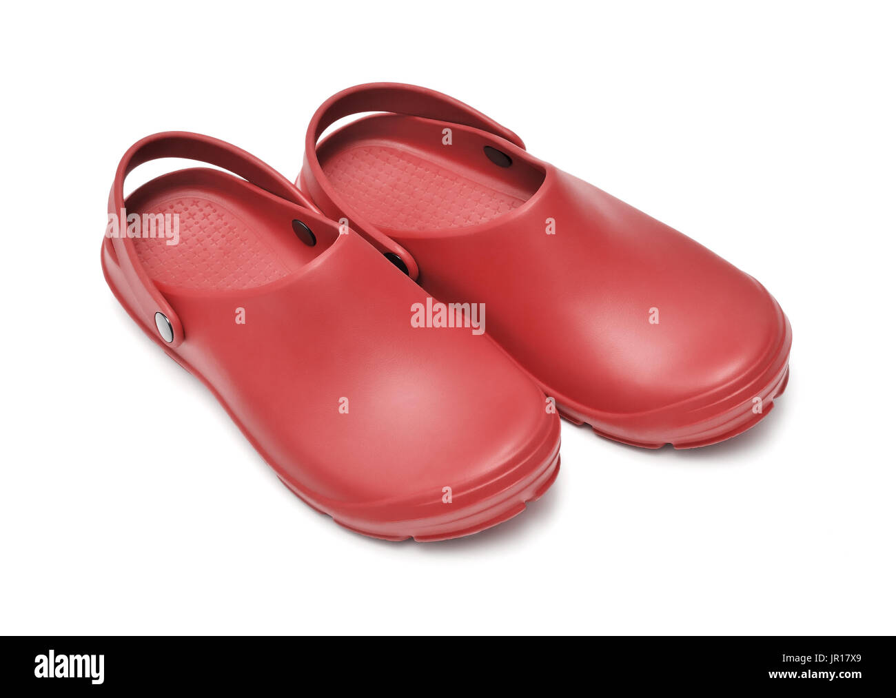 Crocs Schuhe. Ein paar rote Clogs isoliert auf weißem Hintergrund w / Pfad Stockfoto