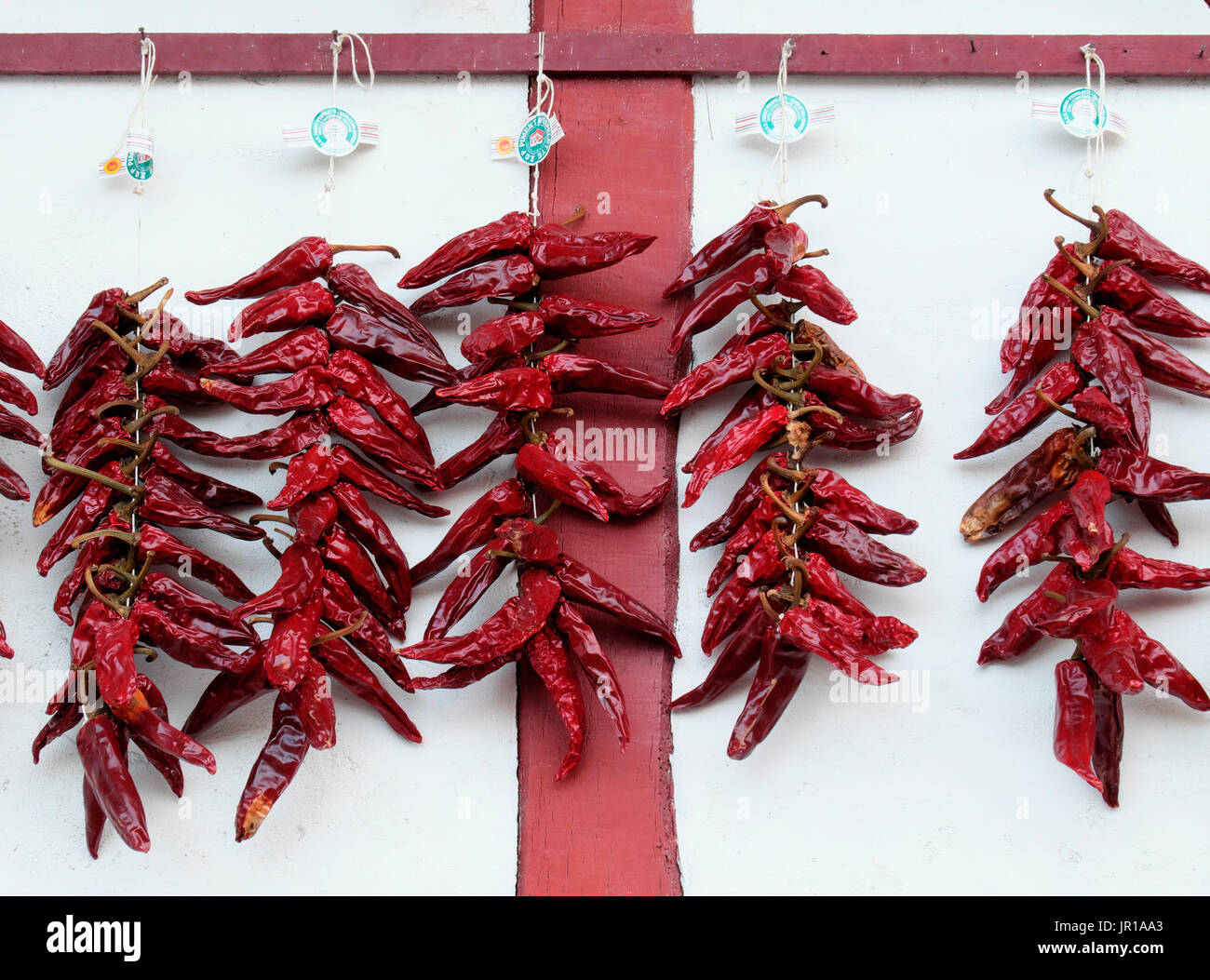 Traditionelle Chili trocknen, Espelette Pfeffer, Espelette, Baskisches  Land, Frankreich Stockfotografie - Alamy