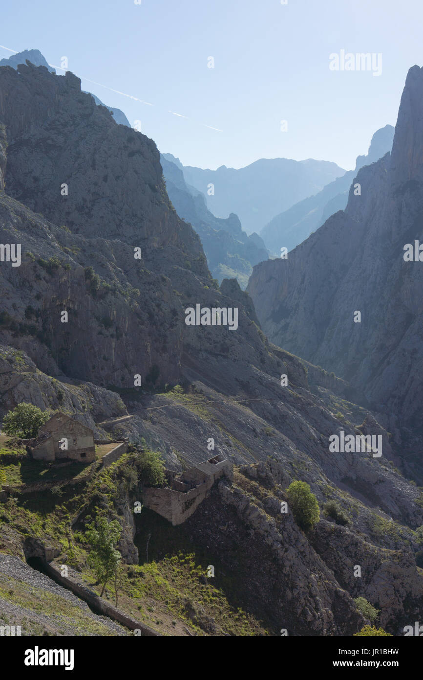 Die kümmert sich Schlucht Garganta del kümmert, ist berühmt für seine Wanderroute entlang Seite ein hydro-Kanal System, Ruta del Cares, Nationalpark Picos de Europa Stockfoto