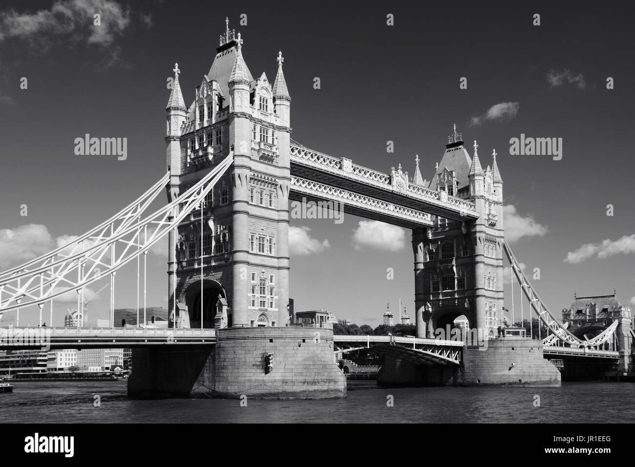 Die Tower Bridge über die Themse in London, England fotografiert in Schwarz und Weiß Stockfoto