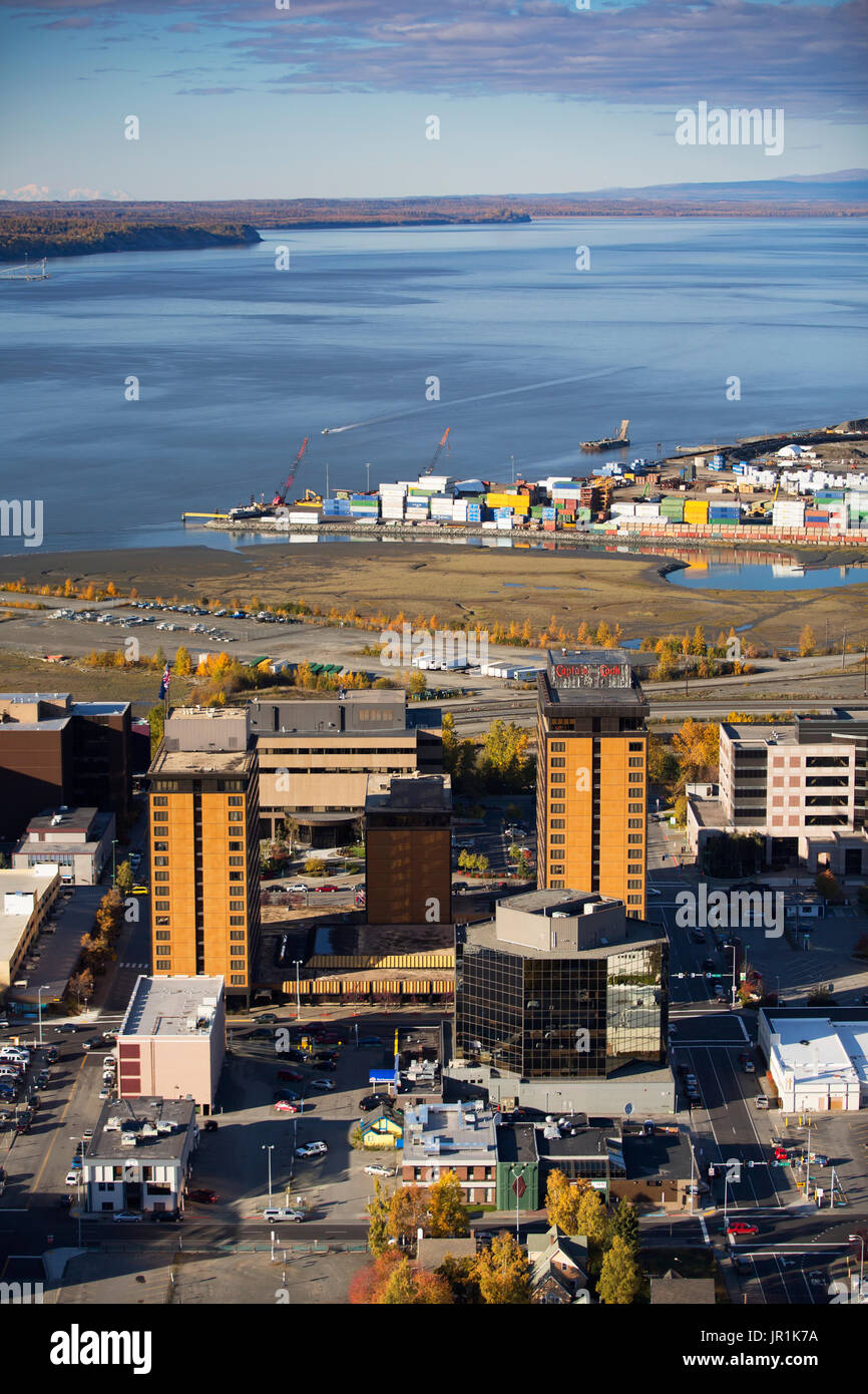 Luftaufnahme der Captian Cook Hotel in Downtown Anchorage mit Cook Inlet und dem Hafen im Hintergrund, Southcentral Alaska, USA Stockfoto