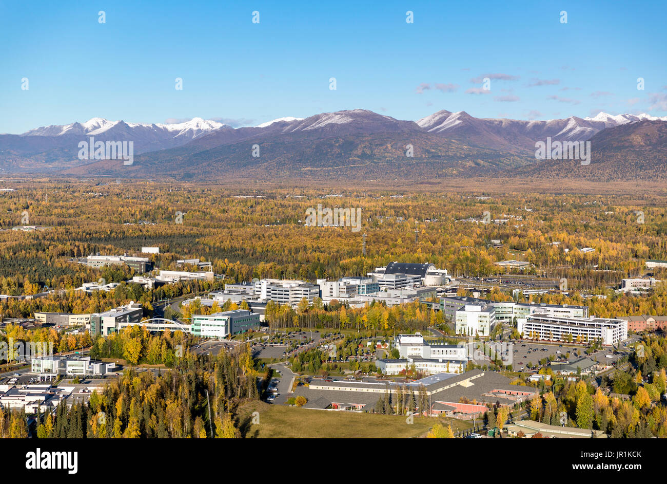 Luftaufnahme des University Medical District in Anchorage mit Chugach Mountains im Hintergrund, Southcentral Alaska, USA Stockfoto