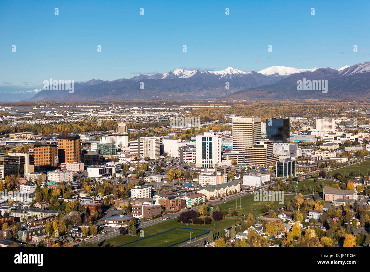 Luftaufnahme von der Innenstadt von Anchorage im Herbst, Southcentral Alaska, USA Stockfoto