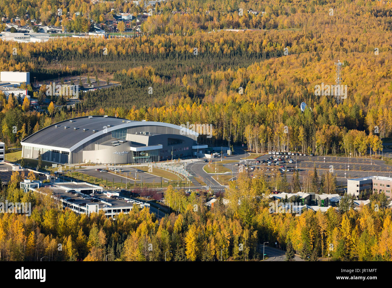 Luftaufnahme der Alaska Airlines Arena in Midtown Anchorage im Herbst, Southcentral Alaska, USA Stockfoto